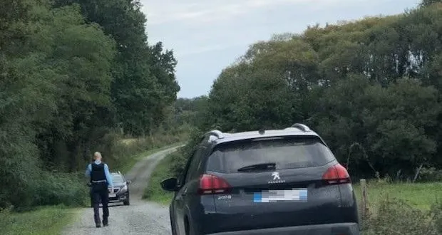 photo  le suspect de 34 ans et la jeune fille de 12 ans, faisant l’objet de l’alerte enlèvement déclenchée ce 25 septembre 2025 dans l’orne, ont été retrouvés à proximité de ce chemin communal à montbert, dans un sous-bois.  &copy;  ouest-france 