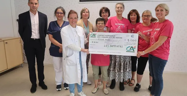 photo  beaufort, le 9 septembre 2025. les battantes, notamment représentées par leur présidente frédérique giroudoux depuis disparue (quatrième à partir de la droite), ont remis un chèque à l'etablissement de santé baugeois-vallée qui dispose désormais de cinq lits spécialisés en oncologie.  &copy;  co - agathe le nueff 