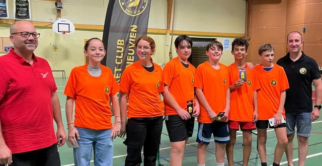 photo  sept jeunes du club ont été mis à l’honneur pour leur engagement en devenant arbitres club (en orange, de gauche à droite) : charlotte proust, aliénor trillard, jules proust, lissandro bernard, sofian lebrun, yanis chauvineau et julie joulin (absente sur la photo).  &copy;  celine beauvillain 