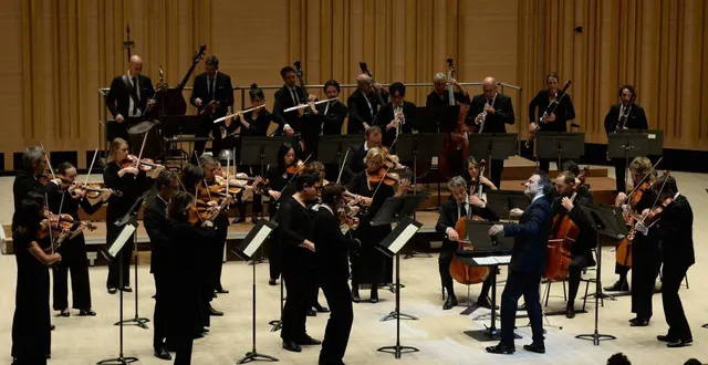 photo  angers, mardi 23 septembre 2025. le directeur artistique de l’onpl, sascha gœtzel était à la baguette - pardon au bâton- de ce concert de rentrée.  &copy;  jérôme hurstel 