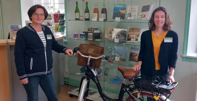 photo  anne-laure chausserie (à gauche) succède à marie schneppé à l’office de tourisme du pays de sées.  &copy;  ouest-france 