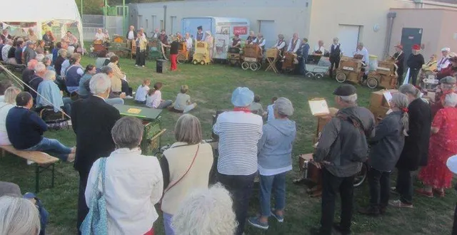 photo  le week-end du cinquième festival d’orgues de barbarie et contes de saint-augustin-des-bois s’est terminé par un concert de l’ensemble des participants.  &copy;  co 