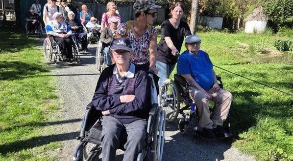 photo  l’un des deux groupes, au cours de la découverte du zoo.  &copy;  le maine libre 
