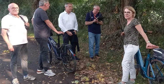 photo  dominique leroux (à gauche) christophe rouillon, le maire, dominique besnard sont allés à la rencontre des habitants au nord de la rocade.  &copy;  ouest-france 