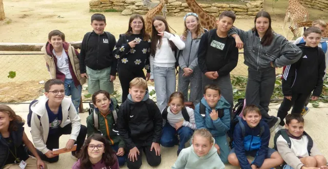 photo  le groupe des élèves de sixième au zoo de doué-la-fontaine.  &copy;  co 