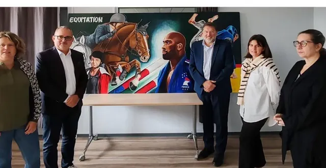 photo  de gauche à droite, sandra guittard, nouvelle secrétaire d’intendance ; samuel lautru, principal ; ricard grossin, principal adjoint ; charlene budowski, cpe et carmela rossi, secrétaire générale, posent devant une fresque de mme tesseyre, professeur d’art plastique.  &copy;  ouest-france. 