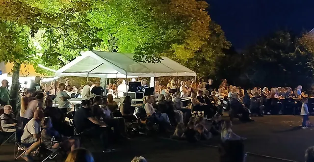 photo  les visiteurs se sont installés sur les bancs et autour des tables installés par les bénévoles  &copy;  le maine libre. 