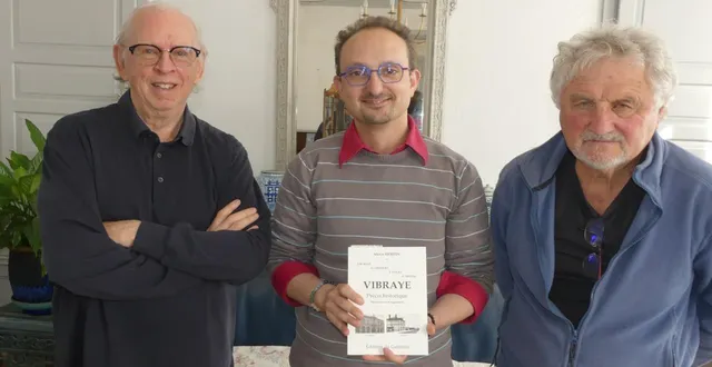 photo  pierre menou, julien colas, jean-marc blot et daniel cheneau (absent sur la photo) et leur ouvrage.  &copy;  le maine libre 