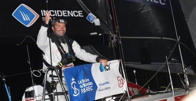 photo  le navigateur normand alexis loison (groupe réel), 41 ans, originaire de rouen (seine-maritime), profondément ancré à cherbourg (manche), a remporté la 56e édition de la solitaire du figaro paprec, dans le port de saint-vaast-la-hougue (manche), ce vendredi 26 septembre 2025.  &copy;  vincent olivaud 