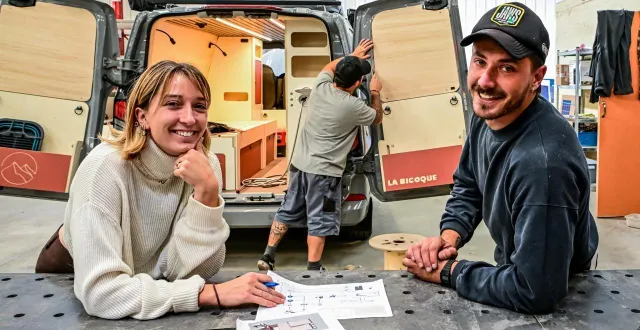 photo  anaïs vallée et arthur robin ont déménagé leur atelier dans un vaste entrepôt à montbizot.  &copy;  photo le maine libre – yvon loué 