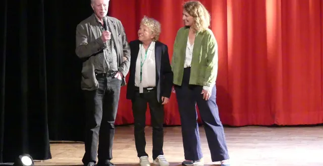photo  en juin 2025, philippe le guay, parrain du festival, en compagnie d’anne revel et hortense volle.  &copy;  ouest-france 