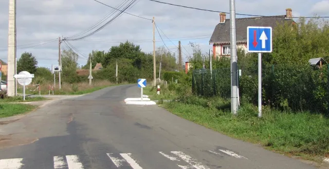 photo  le panneau prioritaire à l’entrée de mézeray (sarthe).  &copy;  ouest-france 