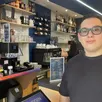 photo  andy chen, 22 ans, a repris depuis août 2025 le bar-tabac le congrès, au 45, rue d’arcole, au mans (sarthe). 