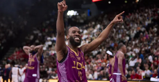 photo  david holston, le génial meneur de dijon, fêtera ses 40 ans en janvier !  &copy;  afp 