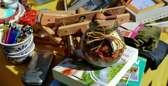 photo  on trouve de tout dans les bric-à-brac, vide-greniers.  &copy;  archives le maine libre – denis lambert 