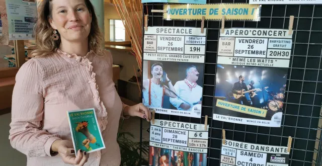 photo  tatiana guelle, la programmatrice du val’rhonne devant les affiches des premiers spectacles de la saison.  &copy;  le maine libre. 