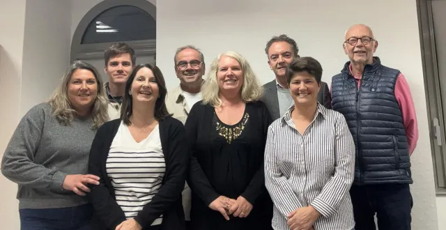 photo  isabelle clémot (2e à droite au premier rang) pose ici à l’issue d’une réunion préparatoire avec une partie de l’équipe en cours de constitution qui devra comporter 19 candidatures.  &copy;  ouest-france 