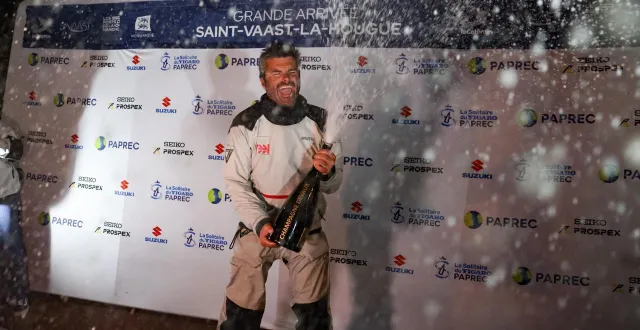 photo  toute la joie du navigateur normand alexis loison (groupe réel), 41 ans, originaire de rouen (seine-maritime), profondément ancré à cherbourg (manche), après avoir remporté la 56e édition de la solitaire du figaro paprec, à saint-vaast-la-hougue (manche), ce vendredi 26 septembre 2025.  &copy;  armel vrac 
