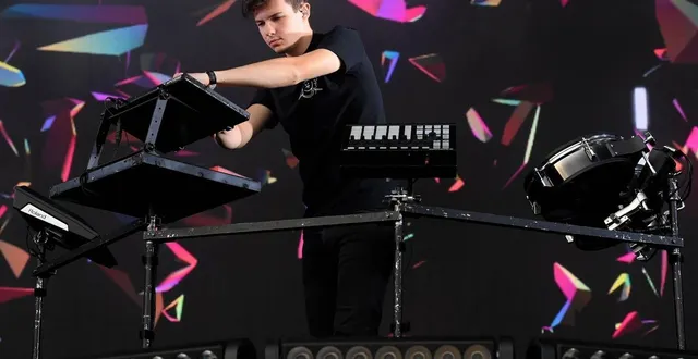 photo  petit biscuit - ici en 2017 à la pommeraye - est à l’affiche du gp explorer 3 et jouera sur la scène village samedi 4 octobre 2025.   &copy;  archives le courrier de l’ouest - josselin clair 