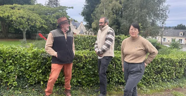 photo  brion (les bois-d’anjou), le 24 septembre 2025. bernard germain et romain saudubois invitent grands et petits à une conférence sur le thème de la nature dans le restaurant de may cha dans le centre de brion.  &copy;  co – christophe ricci 