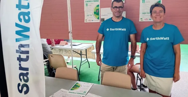 photo  sarthwatt va installer des panneaux photovoltaïques sur les toits de la tribune du foot de parigné-l’evêque. un projet porté uniquement par des citoyens.  &copy;  sarthwatt 