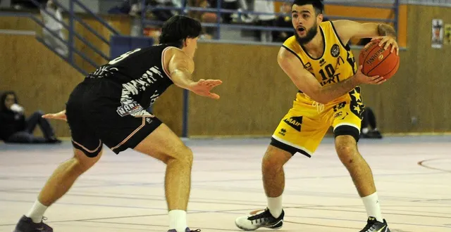 photo  pierre truffert et les niortais évolueront sans poste 5 contre beyssac beaupuy marmande.  &copy;  co - christophe bernard 