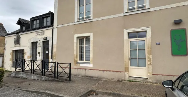 photo  tout à côté des locaux désormais vides de la pharmacie de bazouges-cré-sur-loir (sarthe), la petite maison de santé attenante s’apprête à perdre les permanences de ses deux médecins généralistes.  &copy;  ouest-france 