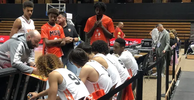 photo  les espoirs de jordan bernard ont connu un très difficile 3e quart-temps (11-28)  &copy;  ouest-france 