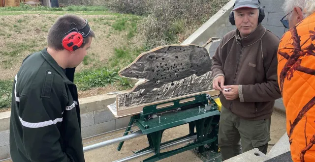 photo  encadré par yves l’honoré (à droite), l’atelier de sanglier courant est ouvert chaque vendredi au centre de tir sportif, à argentan, depuis la mi-septembre.  &copy;  ouest-france 