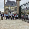 photo  un rassemblement en soutien à cécile kohler et jacques paris a eu lieu devant les grilles de la préfecture de l’orne, jeudi 25 septembre 2025. 