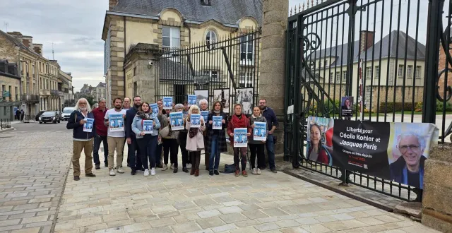 photo  un rassemblement en soutien à cécile kohler et jacques paris a eu lieu devant les grilles de la préfecture de l’orne, jeudi 25 septembre 2025.  &copy;  photo fournie par le comité de soutien 