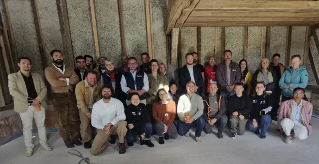 photo  l’artisan, thibault manson (au premier rang à gauche), promoteur des avantages de l’isolation par le chanvre.  &copy;  ouest-france 