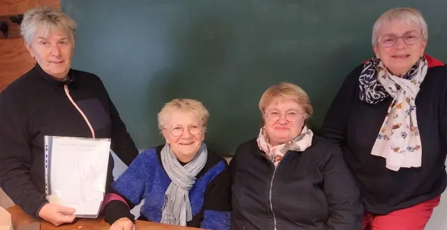 photo  à partir de la gauche : régine, qui est venue prendre un kit de préparation, ainsi que thérèse, jocelyne et jany, les bénévoles présentes lors de la distribution de kits de mercredi.  &copy;  ouest-france 