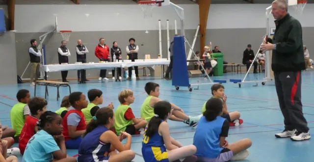 photo  à l’école de basket, les enfants de 10 à 11 ans, entraînés par jean-françois alisse (à droite), ont bénéficié d’un goûter offert par un partenaire du club.  &copy;  ouest-france 
