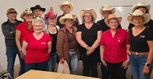 photo  l’association country festival 72 et son président, richard muller (debout, au milieu et en arrière-plan) sont prêts pour ce week-end country.  &copy;  ouest-france 