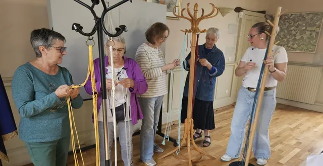 photo  l’animatrice émilie aubert (à droite) donnant des conseils pour la réalisation d’un porte pot en macramé.  &copy;  co 