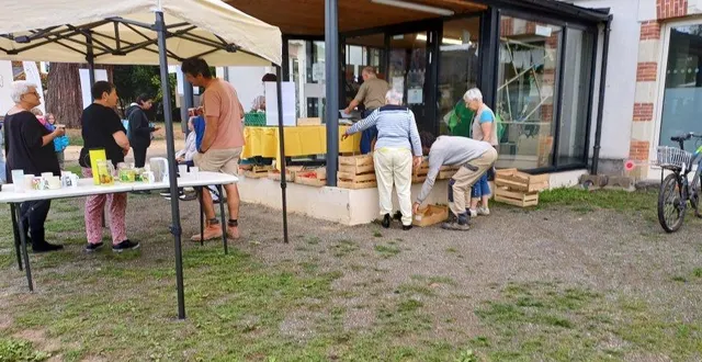 photo  les bénévoles s’activant pour préparer les paniers solidaires pour les habitants de bellevigne-en-layon, à l’entrée du centre socioculturel des coteaux du layon.  &copy;  co 
