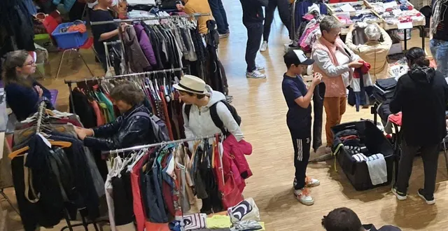 photo  le vide-penderies du comité des fêtes remporte toujours un franc succès.  &copy;  archives co 