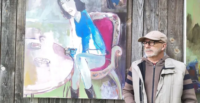 photo  denis huneau avec une de ses peintures devant son atelier.  &copy;  co 