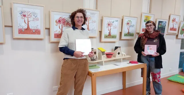 photo  les médiathécaires aurélie dernoncourt, directrice, et selma munoz antimes, du secteur jeunesse, devant l’exposition consacrée à l’illustratrice laetitia le saux, visible jusqu’au 5 novembre.  &copy;  ouest-france 