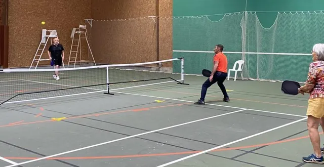 photo  le pickleball se joue en simple, en double ou en double mixte. deux terrains de pickleball seront mis en place à la salle belle-roche par le club de tennis.  &copy;  ouest-france 