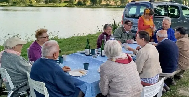 photo  les habitués de l’accueil de jour de l’ehpad de mayet ont profité d’un pique-nique au plan d’eau de la commune.  &copy;  le maine libre 