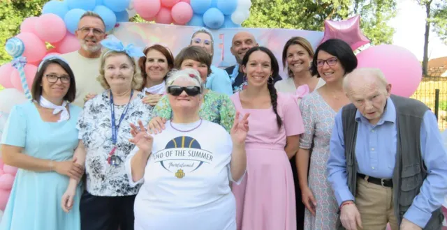 photo  quelques résidents, jocelyne, véro et bernard, entourés des salariés de l’ehpad ce vendredi 19 septembre.  &copy;  le maine libre 