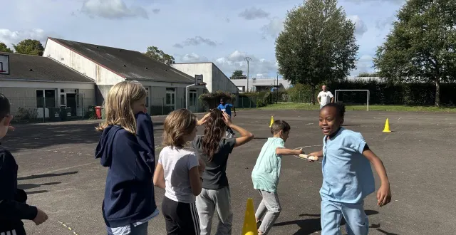 photo  des enfants de la providence partagent chaque semaine, depuis une vingtaine d’années, des cours de sport avec leurs camarades de robert-desnos.  &copy;  ouest-france 