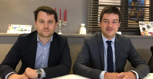 photo  à gauche, vincent collo, 31 ans, candidat rn aux municipales 2026 à l’aigle, dans l’orne, a été présenté à la presse sous le patronage de thimothée houssin, délégué régional rn et député de l’eure.  &copy;  ouest-france 