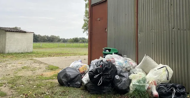 photo  le passage des gens du voyage au niveau de l’ancien stade municipal a engendré de nombreux déchets à gérer pour la commune de louailles et une facture en conséquence.  &copy;  ouest-france 