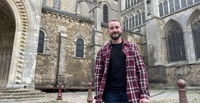 photo  dorian poittier est un véritable passionné de l’histoire sarthoise, que ce soit des anecdotes et monuments les moins connus comme des incontournables comme la cathédrale du mans.  &copy;  ouest-france 