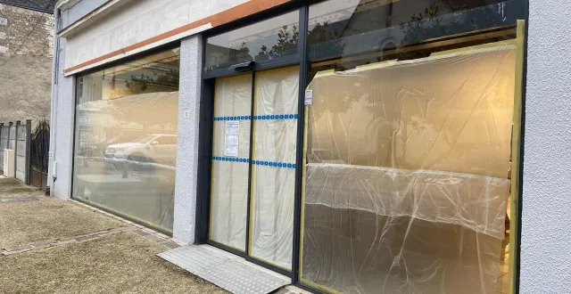 photo  le 15 octobre 2025, les bâches tomberont pour faire découvrir le nouveau commerce, place de l’église !  &copy;  ouest-france 