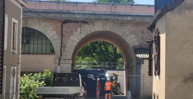 photo  l’évacuation des gravats ne peut se faire par la rue du moulin. elle se fera par la rd338.   &copy;  le maine libre 