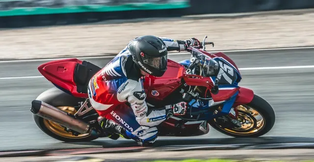 photo  la dernière manche du championnat de france de superbike a lieu au vigeant. martin renaudin est de la partie.  &copy;  arnaud despelchain, ouest-france 